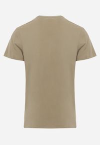 Born2be - Ciemnozielona Gładka Koszulka T-shirt z Bawełny o Prostym Kroju Sarusa. Okazja: na randkę, na co dzień. Kolor: zielony. Materiał: bawełna. Wzór: gładki. Styl: casual, klasyczny #3