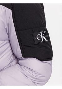 Calvin Klein Jeans Kurtka puchowa J30J323461 Fioletowy Regular Fit. Kolor: fioletowy. Materiał: puch, syntetyk