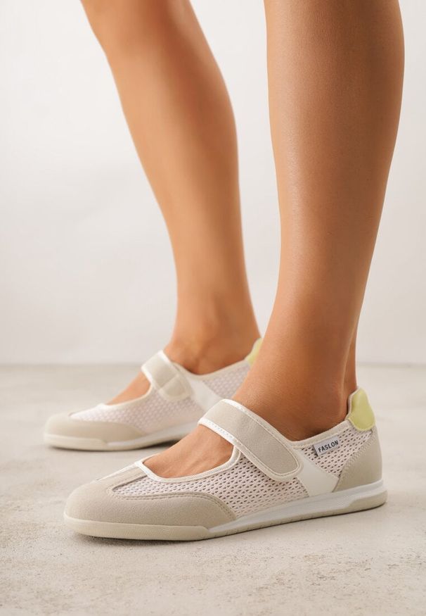 Renee - Beżowe Tenisówki Typu Sneakeriny Ozdobione Napisem Emirinne. Okazja: na co dzień. Zapięcie: rzepy. Kolor: beżowy. Wzór: aplikacja, napisy. Styl: casual, sportowy