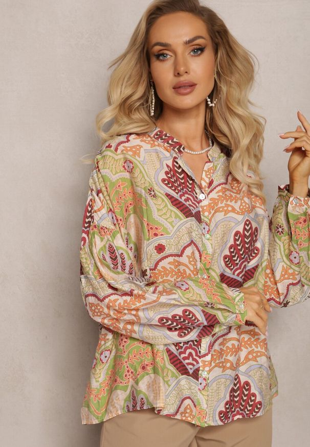Renee - Beżowo-Zielona Koszula z Wiskozą Zapinana Guzikami w Modny Wzór z Ornamentami Mingula. Kolor: beżowy. Materiał: wiskoza. Styl: klasyczny