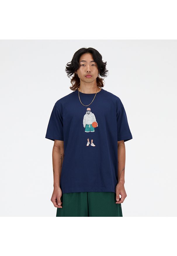 Koszulka męska New Balance MT41578NNY – granatowa. Kolor: niebieski. Materiał: bawełna. Długość rękawa: krótki rękaw. Długość: krótkie. Wzór: kolorowy