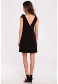 Makover - Sukienka trapezowa mini dekolt V i szerokie ramiączka czarna. Okazja: na randkę, na ślub cywilny, na wesele. Kolor: czarny. Długość rękawa: na ramiączkach. Typ sukienki: trapezowe. Styl: wizytowy. Długość: mini #2