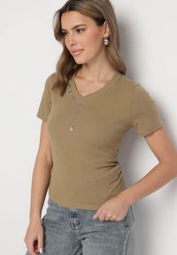 Born2be - Ciemnozielony Bawełniany T-shirt Ozdobiony Marszczeniem i Łańcuszkiem Olitrea. Okazja: na co dzień. Kolor: zielony. Materiał: bawełna. Wzór: aplikacja. Styl: casual #3