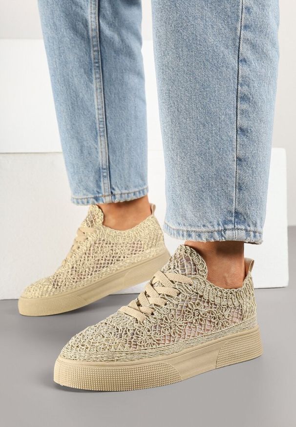 Renee - Złote Sneakersy z Ażurowej Koronki na Grubej Podeszwie Nanessia. Okazja: na co dzień. Kolor: złoty. Materiał: koronka. Wzór: ażurowy, koronka