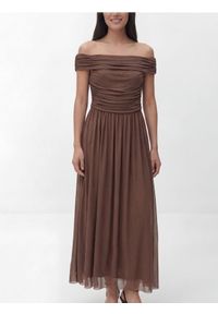 Reserved - Sukienka midi z drapowaniem - brązowy. Kolor: brązowy. Materiał: dzianina. Długość: midi #1