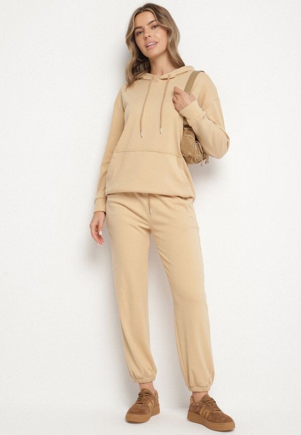 Born2be - Ciemnobeżowy Komplet Dresowy Bluza z Kapturem i Kangurową Kieszenią i Spodnie Liriela. Kolor: beżowy. Materiał: dresówka