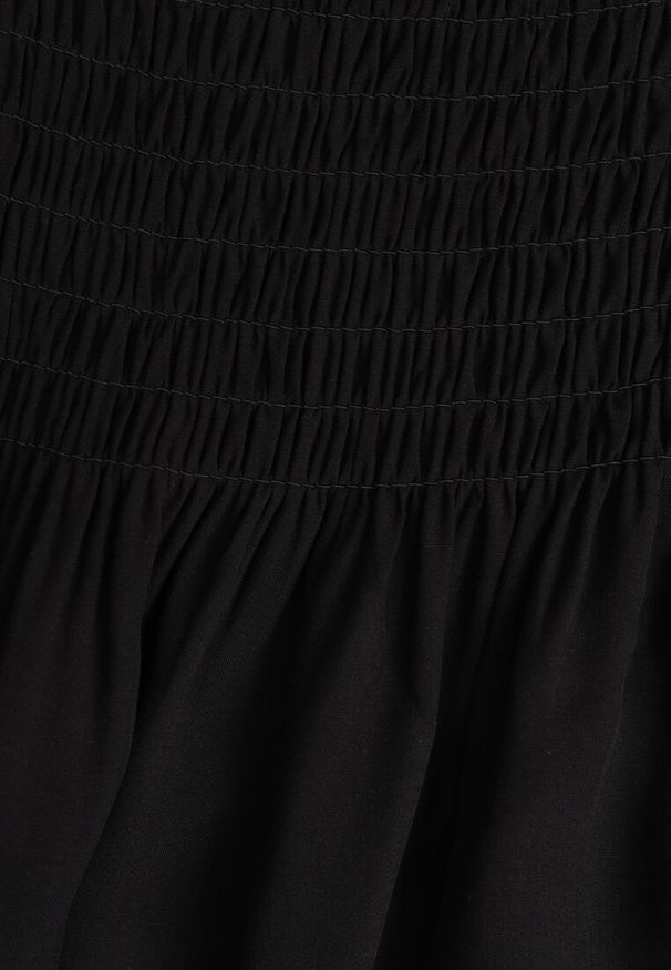 Renee - Czarna Sukienka z Bawełny na Ramiączkach Ozdobiona Falbanami i Gumkami Mevalys. Okazja: na co dzień. Kolor: czarny. Materiał: bawełna. Długość rękawa: na ramiączkach. Wzór: aplikacja. Typ sukienki: rozkloszowane. Styl: casual, elegancki