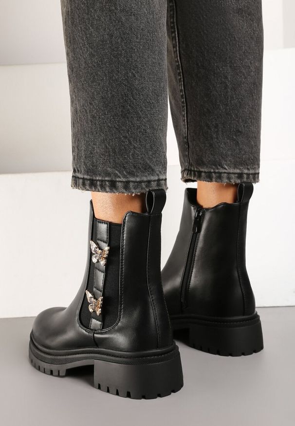 Born2be - Czarne Botki Sztyblety na Płaskiej Podeszwie Ozdobione Metalicznymi Motylkami 3D Zozinia. Okazja: na co dzień. Kolor: czarny. Materiał: jeans. Wzór: aplikacja. Obcas: na płaskiej podeszwie. Styl: klasyczny, casual. Wysokość obcasa: niski