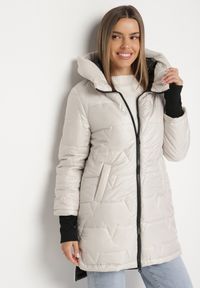 Born2be - Jasnoszara Pikowana Kurtka o Asymetrycznym Kroju z Kapturem Dezilia. Okazja: na co dzień, na spacer. Typ kołnierza: kaptur. Kolor: szary. Materiał: jeans. Styl: casual