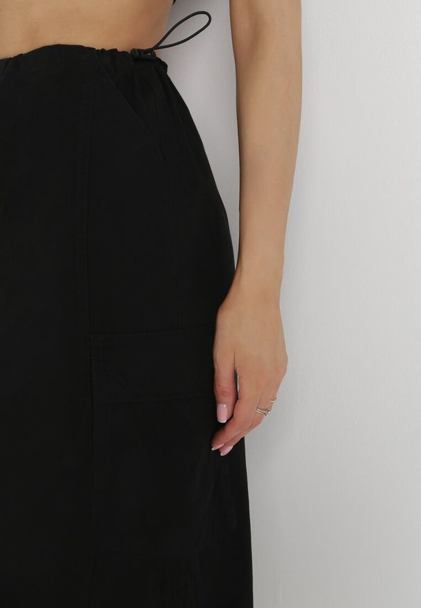 Born2be - Czarna Bawełniana Spódnica Cargo z Gumkami w Pasie Derania. Kolor: czarny. Materiał: bawełna