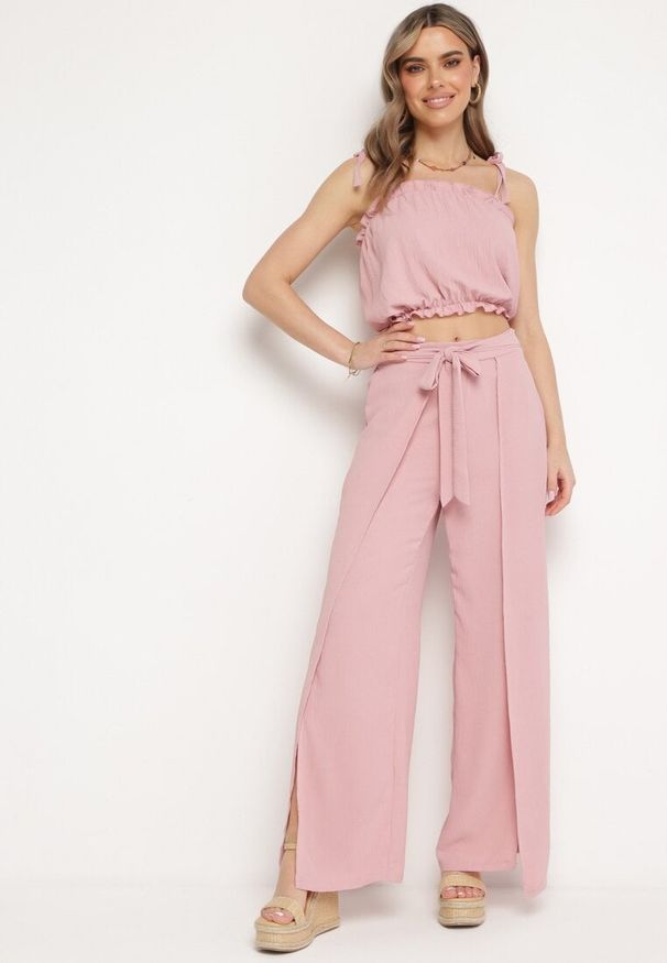 Born2be - Różowy Komplet 2-Częściowy Top na Ramiączkach i Szerokie Spodnie z Wiązaniem i Rozcięciami po Bokach Atrinepia. Kolor: różowy. Materiał: tkanina, materiał