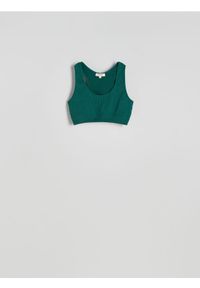 Reserved - Bezszwowy top w stylu sportowym - morski. Kolor: morski. Materiał: prążkowany, dzianina. Długość: krótkie. Styl: sportowy