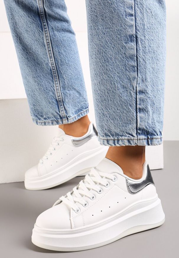 Renee - Biało-Srebrne Sznurowane Sneakersy z Imitacji Skóry na Platformie Filamena. Kolor: biały. Materiał: skóra. Obcas: na platformie