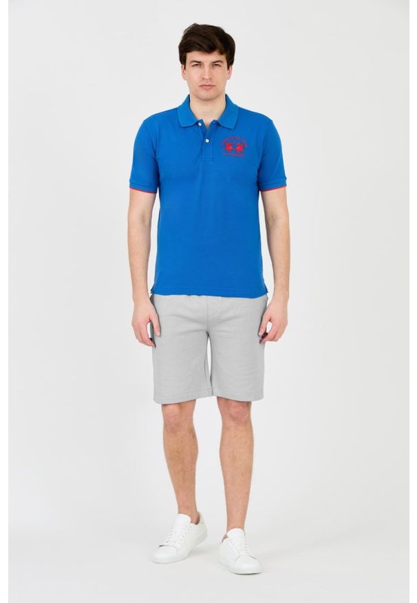 La Martina - LA MARTINA Niebieskie polo z dużym logo. Typ kołnierza: polo. Kolor: niebieski