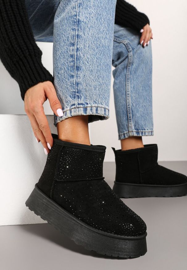 Renee - Czarne Płaskie Śniegowce z Ociepleniem Cyrkoniami i Przeszyciami Tamivea. Okazja: na spacer, na co dzień. Kolor: czarny. Materiał: dzianina, jeans. Sezon: zima. Styl: elegancki, casual