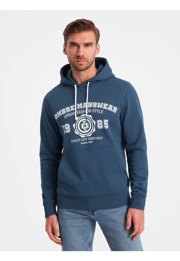 Ombre Clothing - Męska bluza kangurka z kapturem i nadrukiem w stylu college – granatowa V2 OM-SSPS-0143 - XXL. Okazja: na co dzień. Typ kołnierza: kaptur. Kolor: niebieski. Materiał: materiał, bawełna, dzianina, poliester, dresówka. Wzór: nadruk. Styl: klasyczny, elegancki, casual