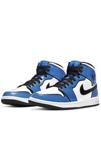Buty koszykarskie męskie Nike Air Jordan 1 Mid Retro Signal Blue SE. Zapięcie: sznurówki. Kolor: biały, wielokolorowy. Materiał: materiał. Szerokość cholewki: normalna