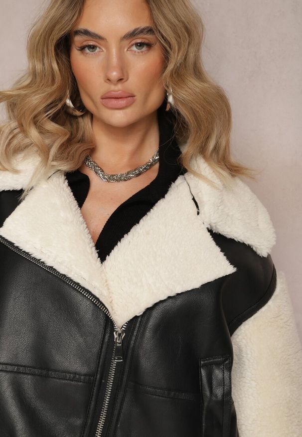 Renee - Czarno-Biała Kurtka Ramoneska z Futerkiem Mysteri. Okazja: na co dzień. Kolor: czarny. Materiał: futro. Wzór: paski. Styl: elegancki, casual