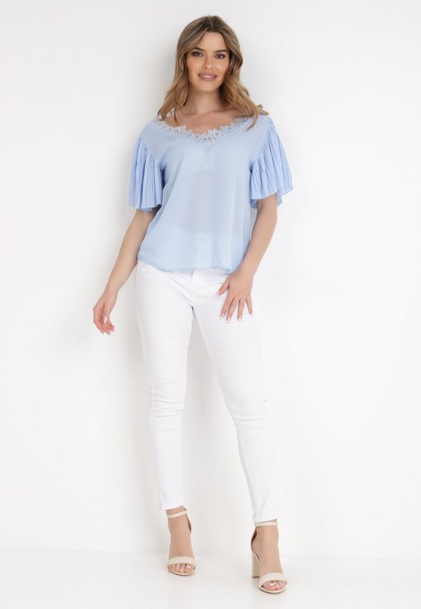 Born2be - Niebieska Bluzka Aedadia. Kolor: niebieski. Materiał: koronka. Długość: krótkie. Wzór: aplikacja, ażurowy. Styl: elegancki