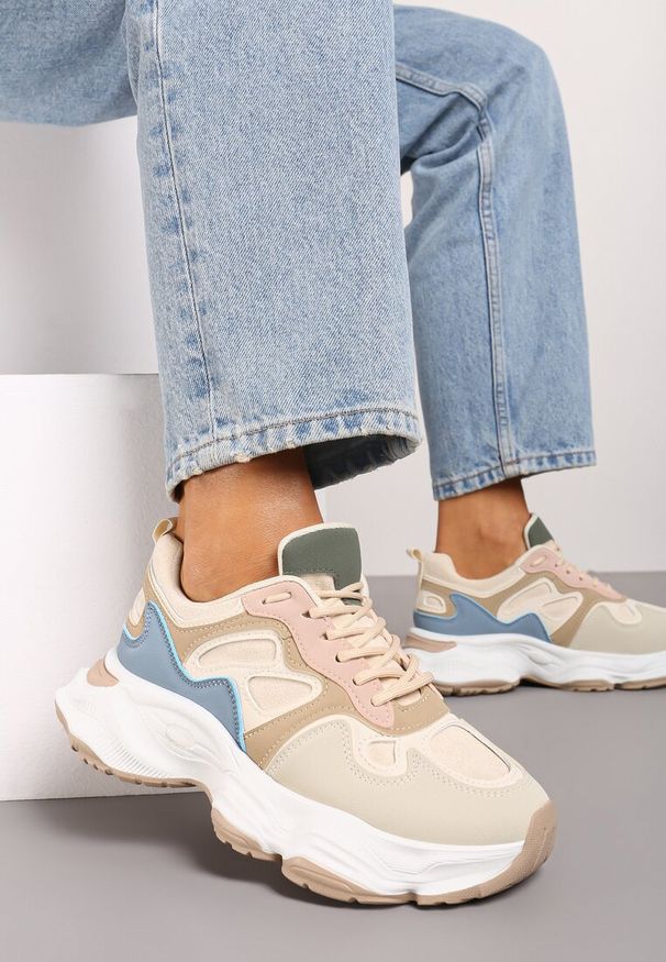 Renee - Beżowo-Niebieskie Casualowe Sneakersy na Platformie z Geometrycznym Motywem Mevalise. Okazja: na co dzień. Nosek buta: okrągły. Zapięcie: sznurówki. Kolor: beżowy. Materiał: jeans, materiał. Wzór: geometria. Obcas: na platformie. Wysokość obcasa: niski