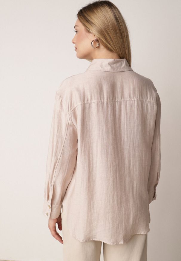 Born2be - Beżowa Koszula Oversize z Wiskozą i Lnem Zdobiona Nieregularnymi Guzikami Inisera. Okazja: do pracy, na co dzień. Typ kołnierza: kołnierzyk klasyczny. Kolor: beżowy. Materiał: wiskoza, len. Długość: długie. Wzór: aplikacja. Styl: elegancki, klasyczny, casual