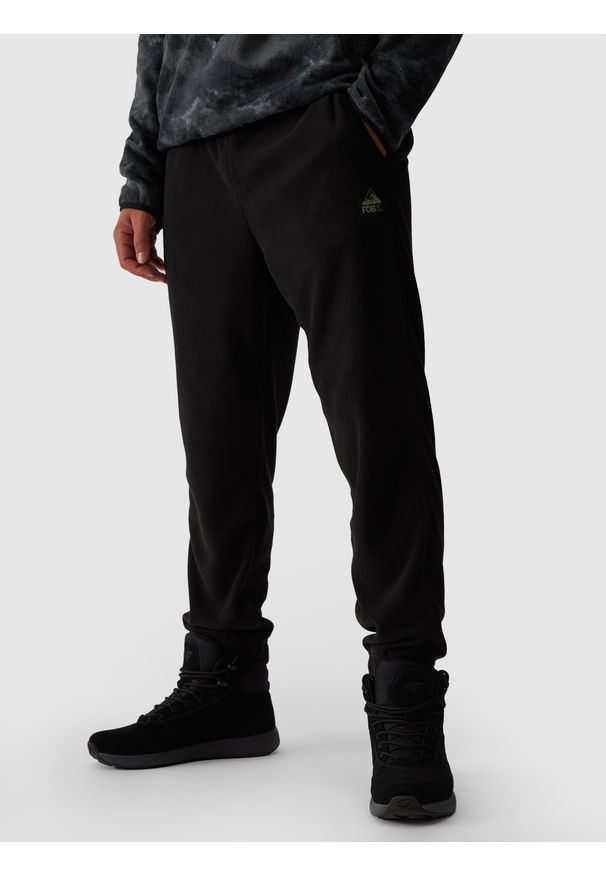 4f - 4F Spodnie dresowe polarowe męskie - czarne L. Kolor: czarny. Materiał: polar, dresówka