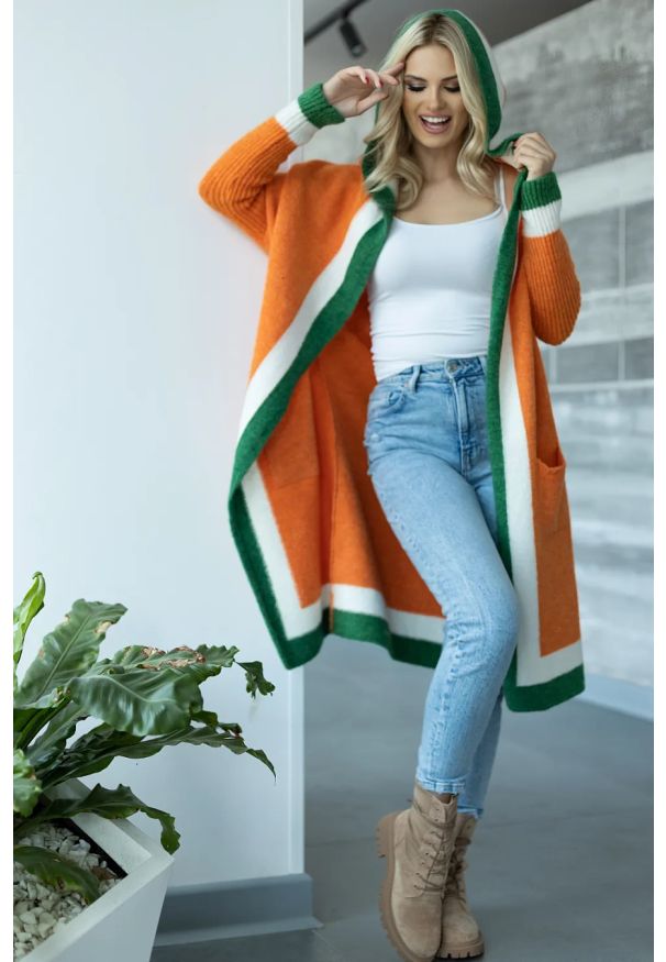 Sukienki.shop - Elegancki długi sweter kardigan z kapturem pomarańczowy. Typ kołnierza: kaptur. Kolor: pomarańczowy. Materiał: wełna. Długość: długie. Styl: elegancki