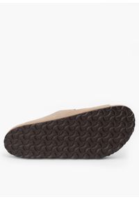 Birkenstock - Klapki męskie BIRKENSTOCK ARIZONA LEOI TABACCO BROWN. Okazja: na co dzień, do pracy, na spacer. Kolor: brązowy. Sport: turystyka piesza