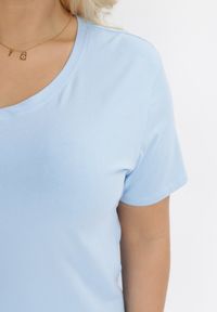 Born2be - Jasnoniebieski T-shirt Mayarinia. Okazja: na co dzień. Kolor: niebieski. Materiał: bawełna, dzianina, jeans. Długość rękawa: krótki rękaw. Długość: krótkie. Wzór: gładki, jednolity. Styl: sportowy, klasyczny, casual
