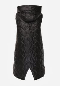 Born2be - Czarna Przejściowa Kamizelka Pikowana o Długim Kroju z Kapturem i Naszywką Harmaste. Okazja: na co dzień. Typ kołnierza: kaptur. Kolor: czarny. Materiał: jeans. Długość: długie. Wzór: aplikacja. Styl: casual #3