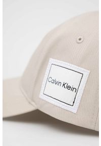 Calvin Klein czapka z daszkiem bawełniana kolor beżowy z aplikacją. Kolor: beżowy. Materiał: bawełna. Wzór: aplikacja #2