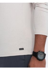Ombre Clothing - Męski longsleeve z guzikami przy dekolcie - jasnobeżowy V6 - Rozmiar: S. Okazja: na co dzień. Kolor: beżowy. Materiał: bawełna, jersey, dzianina. Długość rękawa: długi rękaw. Wzór: aplikacja. Styl: klasyczny, casual #7