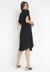 Born2be - Czarna Koszulowa Sukienka Midi z Wiskozy na Guziki z Troczkiem i Wycięciami Alicana. Typ kołnierza: kołnierzyk klasyczny. Kolor: czarny. Materiał: wiskoza. Typ sukienki: koszulowe. Styl: klasyczny. Długość: midi #5