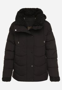 Born2be - Czarna Pikowana Kurtka z Kapturem i Kołnierzem z Futerkiem Typu Baranek Olandia. Okazja: na spacer, na co dzień. Typ kołnierza: kaptur. Kolor: czarny. Materiał: futro. Styl: casual, sportowy #3