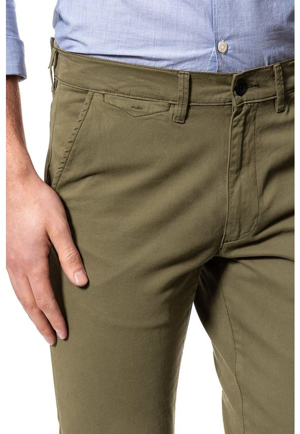 Wrangler - WRANGLER SPODNIE MĘSKIE CHINO DUFFLEBAG GREEN W16LHB15U 112127309. Materiał: materiał. Wzór: aplikacja