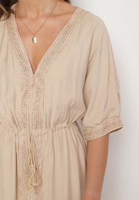 Born2be - Beżowa Wiskozowa Sukienka z Ażurową Lamówką Aravellea. Okazja: na co dzień. Typ kołnierza: dekolt w serek. Kolor: beżowy. Materiał: wiskoza. Wzór: ażurowy. Styl: casual, elegancki #7