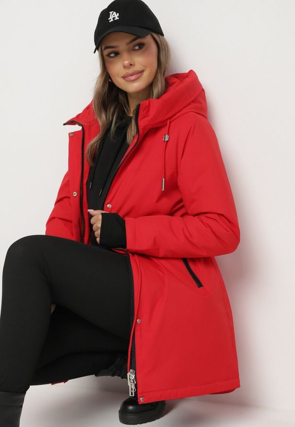 Born2be - Czerwona Kurtka Parka Zapinana na Napy Ściągana w Pasie Troczkami Arstilla. Okazja: na co dzień. Kolor: czerwony. Materiał: dzianina, jeans. Styl: elegancki, casual