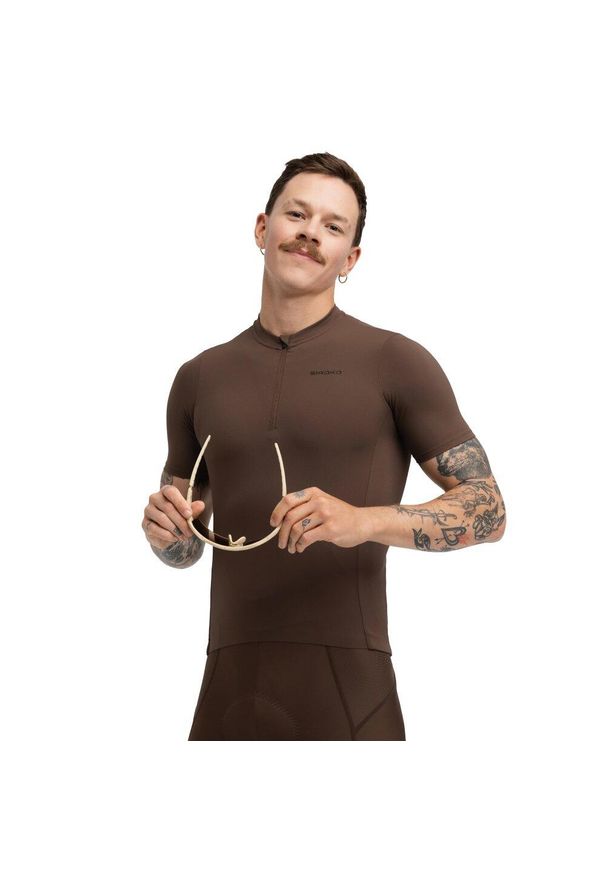 SIROKO - Męska koszulka kolarska gravel z krótkim suwakiem pod szyją Kolarstwo Siroko. Kolor: brązowy. Materiał: materiał. Długość rękawa: krótki rękaw. Długość: krótkie. Sport: kolarstwo
