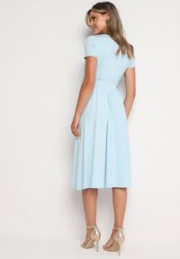 Born2be - Jasnoniebieska Taliowana Sukienka z Dekoltem na Zakładkę Quimadea. Okazja: na spotkanie biznesowe. Kolor: niebieski. Materiał: materiał. Wzór: aplikacja. Styl: biznesowy, elegancki #7