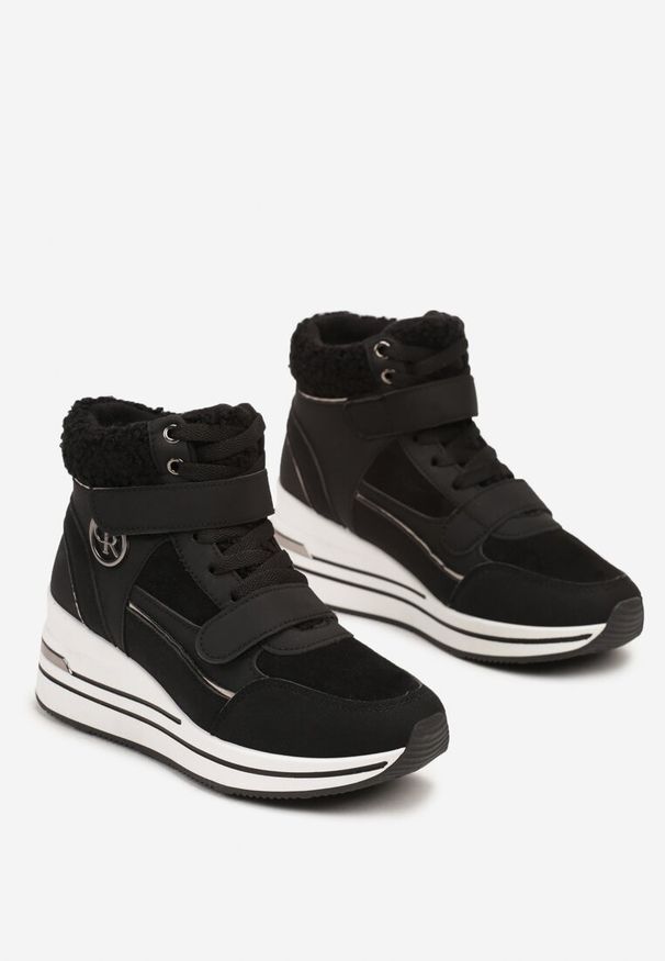 Renee - Czarne Sneakersy na Koturnie z Metalicznymi Wstawkami i Sztucznym Futerkiem Lerilanes. Okazja: na co dzień. Nosek buta: okrągły. Zapięcie: rzepy, sznurówki. Kolor: czarny. Materiał: futro. Obcas: na koturnie. Wysokość obcasa: średni