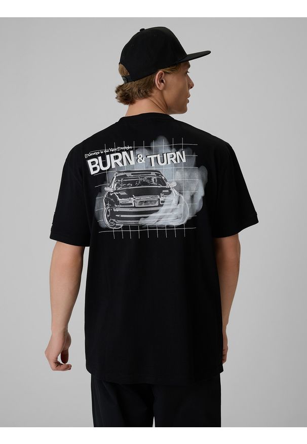 4f - 4F T-shirt loose z nadrukiem uniseks 4F x Drift Masters - czarny M. Okazja: na co dzień. Kolor: czarny. Materiał: bawełna, dzianina. Wzór: nadruk. Styl: street, casual, sportowy, klasyczny