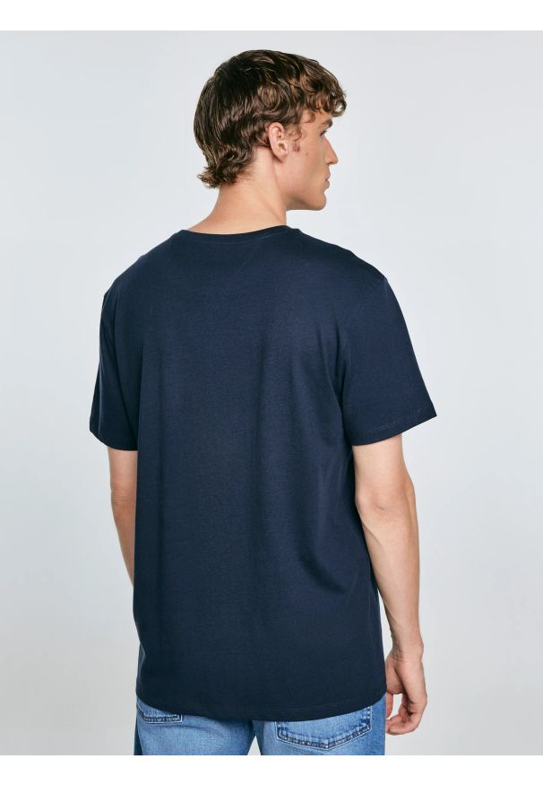 Big-Star - Koszulka męska z nadrukiem granatowa Misser 403. Okazja: na co dzień. Kolor: niebieski. Materiał: skóra, jeans, bawełna. Wzór: nadruk. Styl: casual