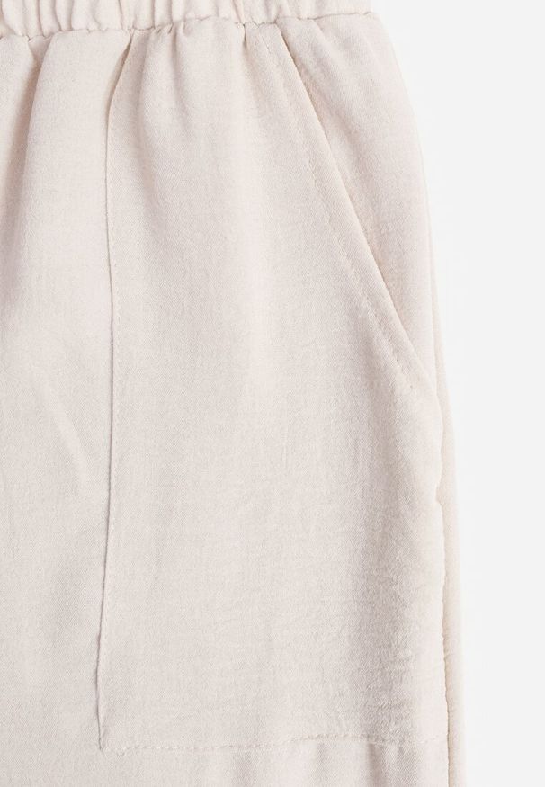 Renee - Beżowe Spodnie High Waist ze Sznurkiem w Talii i Prostą Nogawką Raveann. Okazja: na spacer, na co dzień. Stan: podwyższony. Kolor: beżowy. Wzór: aplikacja. Styl: casual