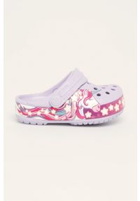 Crocs - Klapki dziecięce. Nosek buta: okrągły. Kolor: fioletowy. Materiał: syntetyk, materiał, guma. Styl: wakacyjny #1