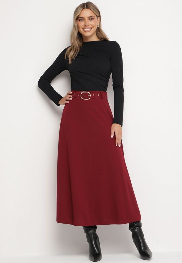 Born2be - Bordowa Rozkloszowana Spódnica z Wysokim Stanem Ozdobiona Paskiem z Klamrą Lobir. Okazja: na co dzień. Stan: podwyższony. Kolor: czerwony. Materiał: jedwab. Wzór: aplikacja. Styl: casual, elegancki