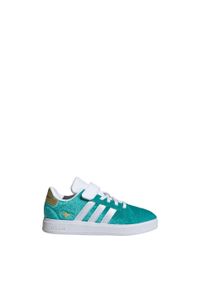 Adidas - Buty adidas Disney Jasmine Grand Court 2.0 dla dzieci. Kolor: niebieski, wielokolorowy, biały, żółty. Wzór: motyw z bajki. Sport: turystyka piesza