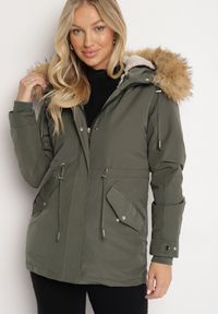 Born2be - Ciemnozielona Zimowa Kurtka Parka z Odpinanym Futerkowym Zdobieniem i Kapturem Sialinnea. Okazja: na co dzień. Kolor: zielony. Wzór: aplikacja. Sezon: zima. Styl: klasyczny, casual, elegancki #3