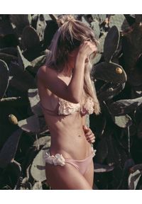 LA REVECHE - Trójkątny top od bikini Shayna. Kolor: beżowy. Materiał: szyfon, tkanina. Wzór: aplikacja, kwiaty