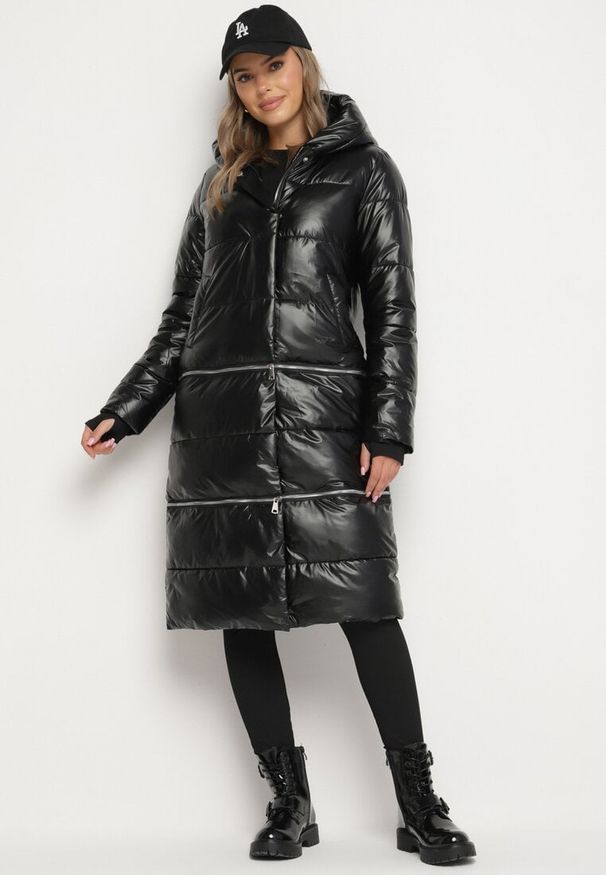 Born2be - Czarna Kurtka z Kapturem i Szerokim Pikowaniem o Regulowanej Długości Ansanna. Okazja: na co dzień. Typ kołnierza: kaptur. Kolor: czarny. Materiał: jeans. Styl: casual