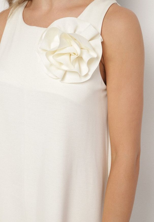 Born2be - Jasnobeżowy Kombinezon z Wiskozą i Broszką Kwiatu 3D Odellira. Okazja: na co dzień. Kolor: beżowy. Materiał: wiskoza. Wzór: kwiaty. Styl: casual, elegancki